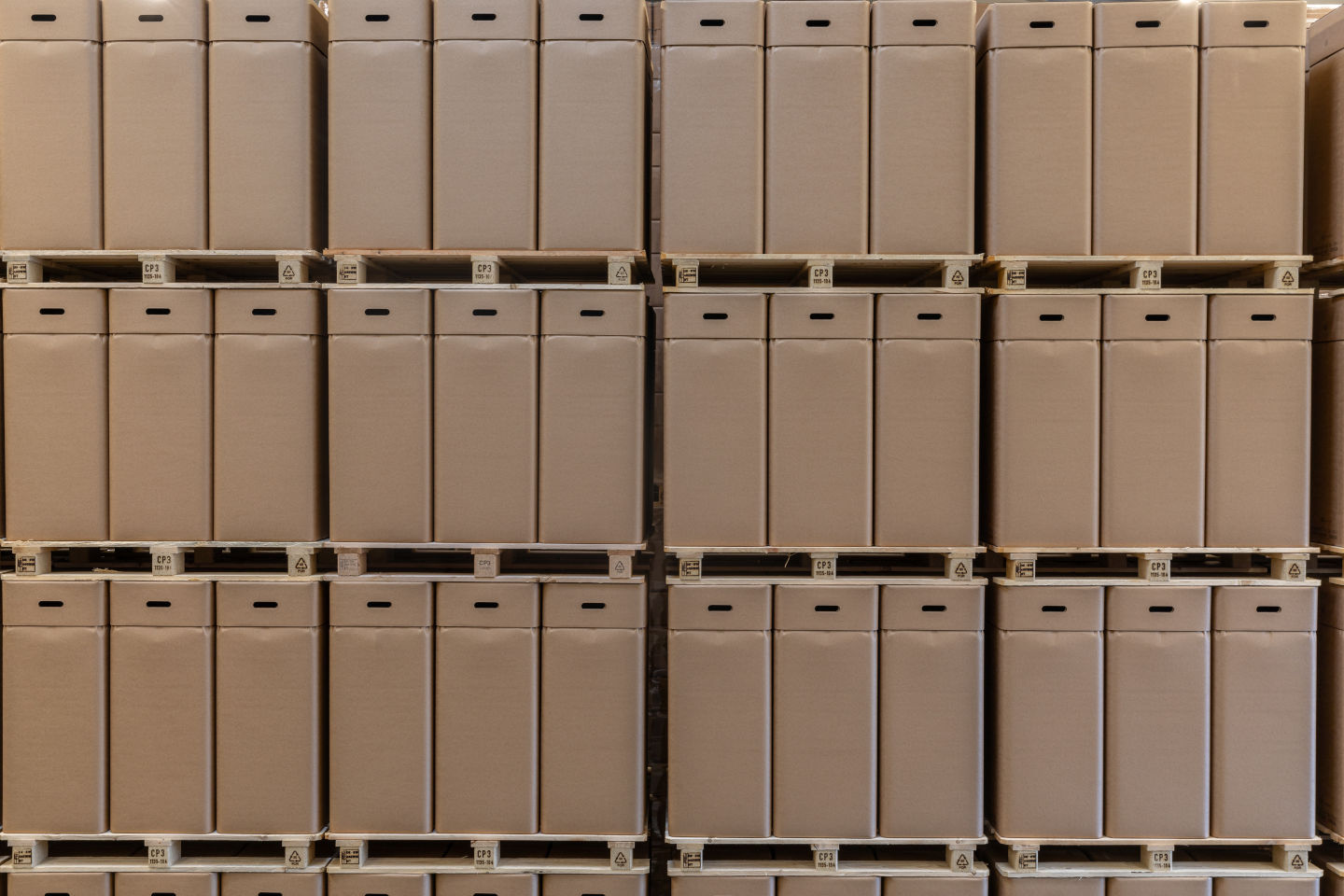 Headerbild mit gestapelten Fibertrommeln auf Europaletten