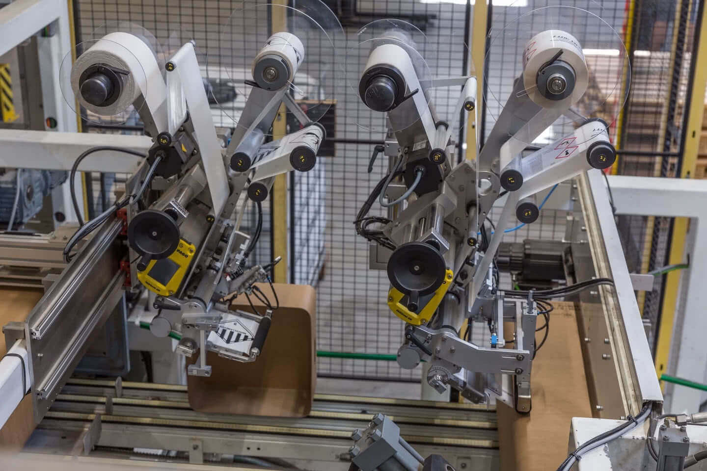 Headerbild mit Fabrikationsmaschine der Densa AG